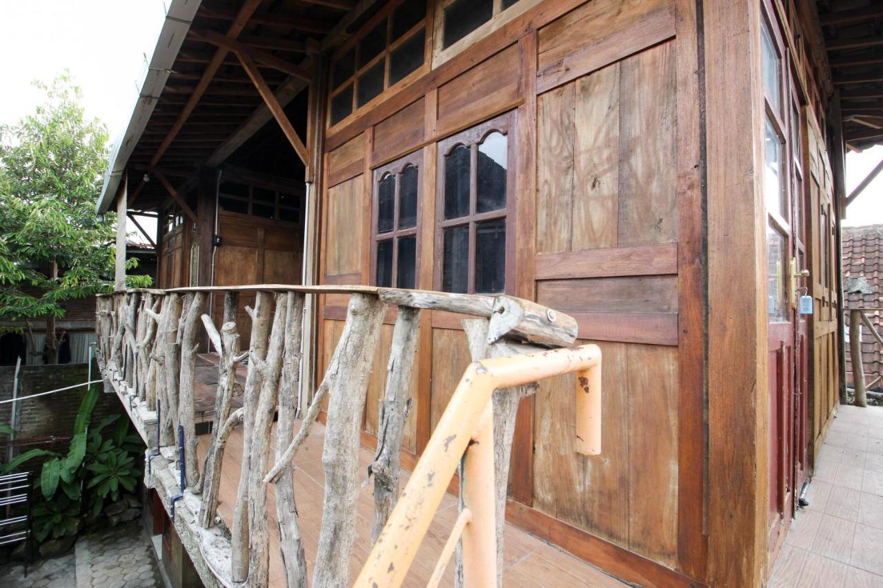 Reddoorz Near Rumah Sakit Wirosaban Salakan Exterior photo